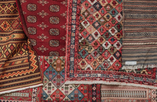 Cómo crear ambientes inspiradores con alfombras, comedor y repisas