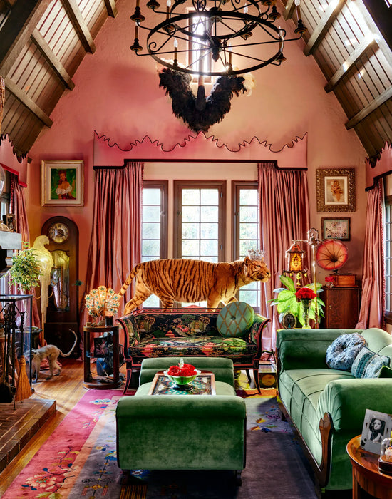 la casa de dita von teese es un referente de estilo romántico y una de nuestras inspiraciones para este halloween.