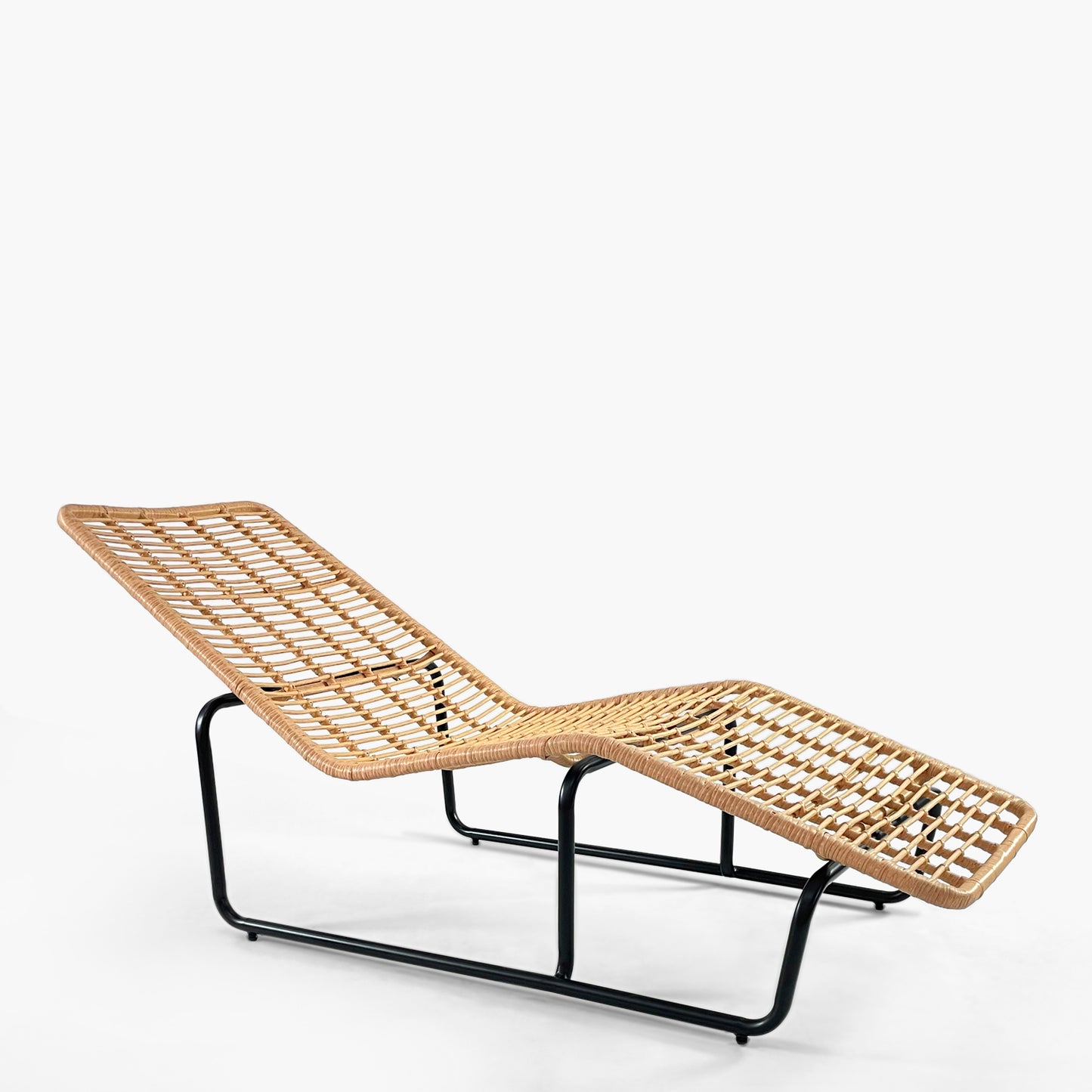 reposera-terraza-ratan-metal-creta-form-design