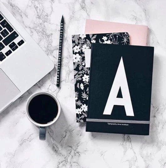 personal-notebook-con-letra-individual-de-la-a-a-la-z