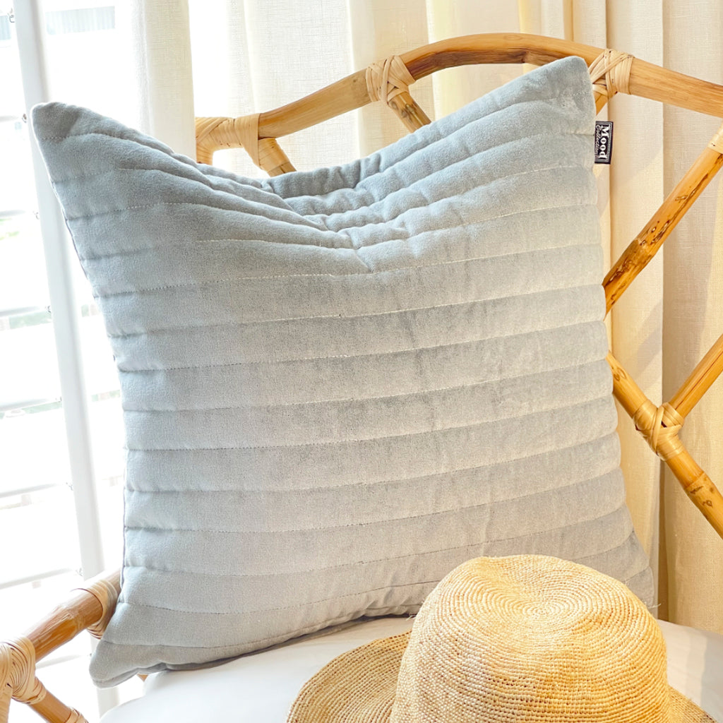 cojín-terciopelo-celeste-línea-50-x-50-cms-city-andsea