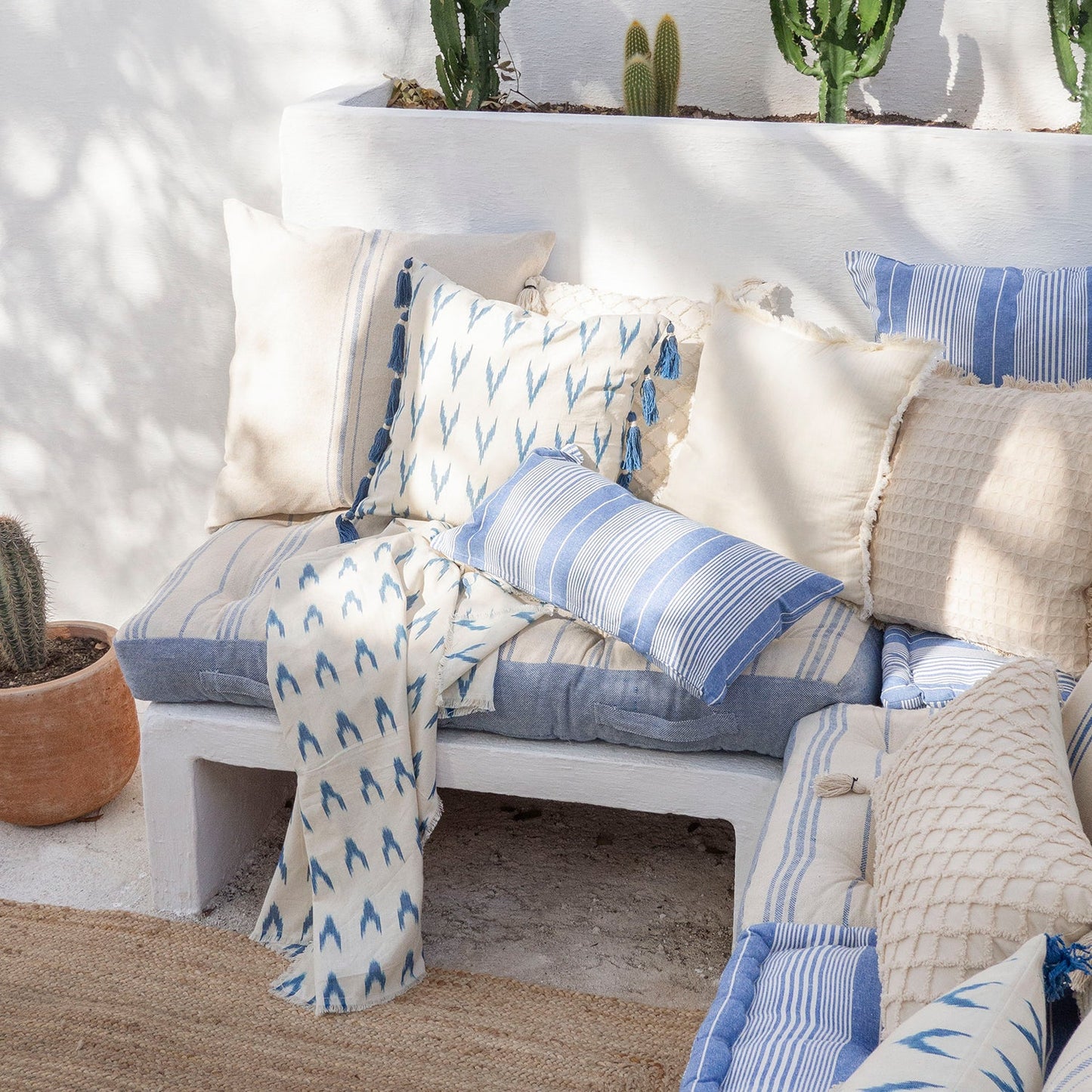 cojin-de-suelo-capri-azul-calma-house