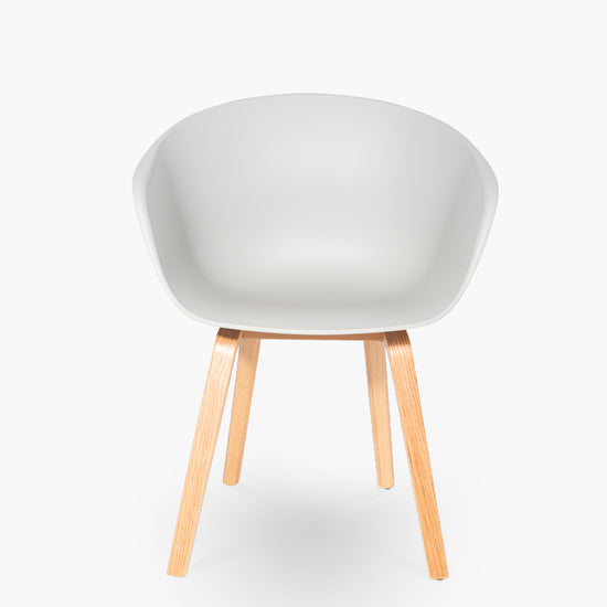 Cargar imagen en el visor de la galería, silla-gaudi-pp-base-madera-gris-claro-form-design
