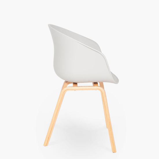 silla-gaudi-pp-base-madera-gris-claro-form-design