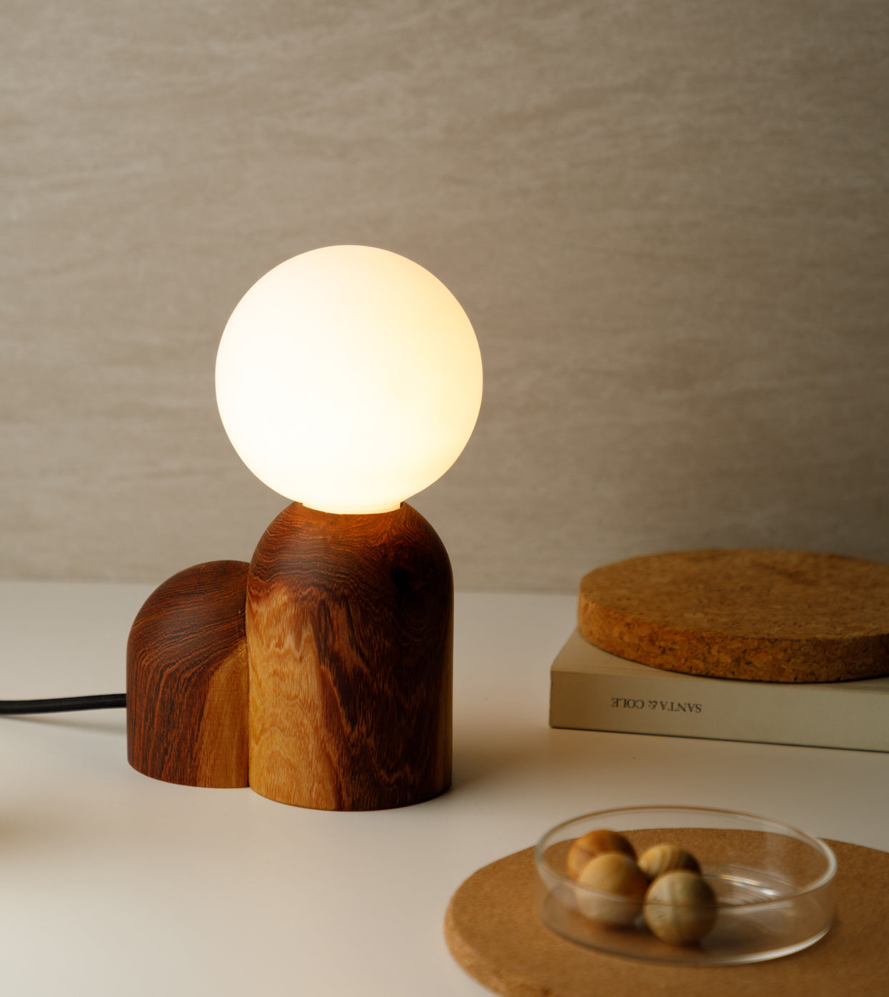 lampara-de-mesa-a01-madera-de-espino-10-x-13-x-21-cm