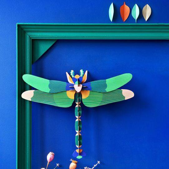 insecto-grande-giant-dragonfly-green-studio-roof
